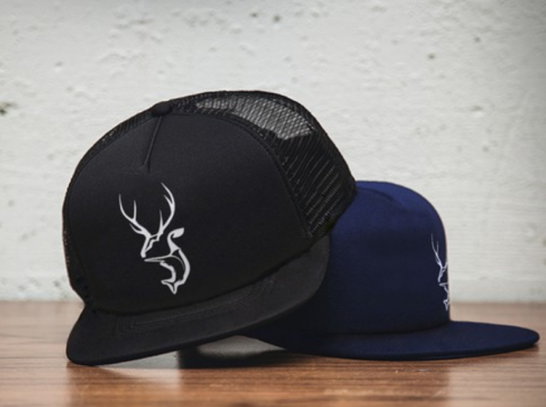 Topi Snapback dengan beragam desain logo